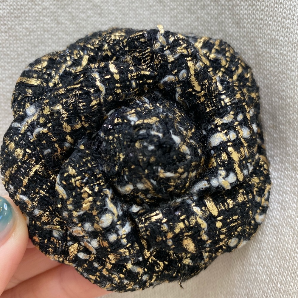 Flowery black brooch